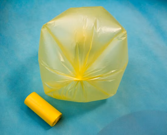 Kunststoff-Müllbeutel mit Sternsiegel-Boden. Kunststoff-Müllbeutel. Sternsiegel-Plastiktüten-Westengriffe